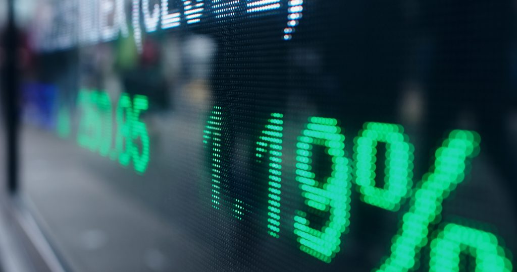 Investerare och trader analyserar aktie och kryptomarknaden