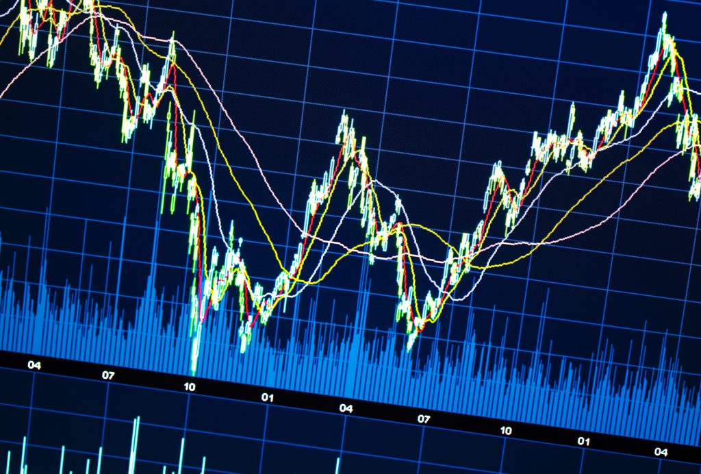 Investerare och trader analyserar aktie och kryptomarknaden för att handla aktier och tillgångar